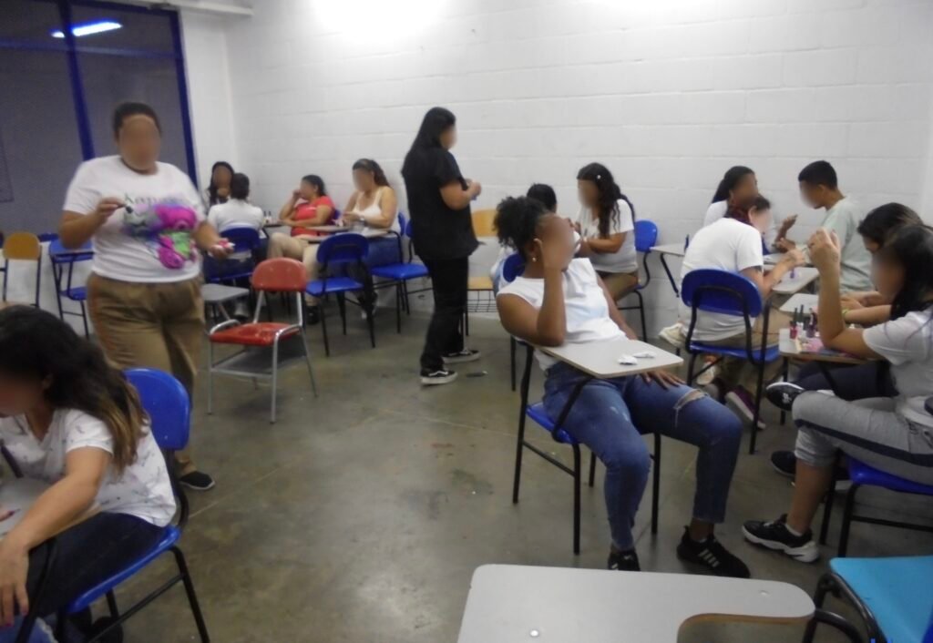 Curso de uñas en la cárcel de Pedregal