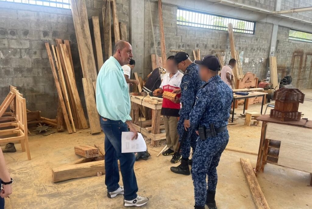 visita a los talleres de la cárcel de Puerto Triunfo